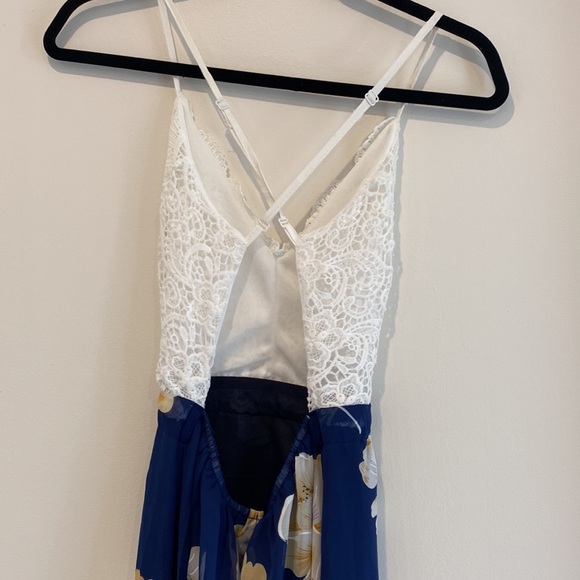 Floral and lace dress. High low. Size Medium. - Picture 4 of 4